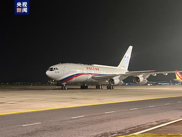 俄罗斯总统普京凌晨乘专机抵达越南 开始对越南进行国事访问