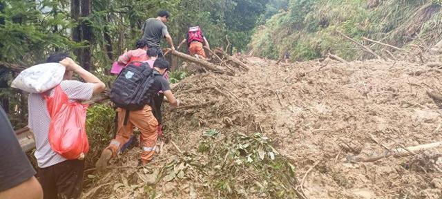 救援队伍徒步10公里挺进失联的湍溪村