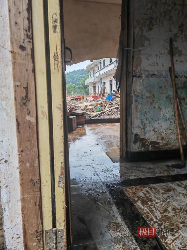 实探歙县洪灾现场：村民房屋被冲出大洞，七旬夫妻被洪水卷走失联 ——家园受损，人心向阳