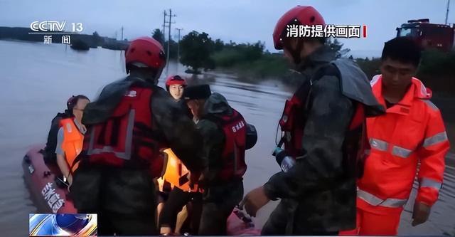 老人遇泄洪被困消防员逆流营救 5小时成功转移54人