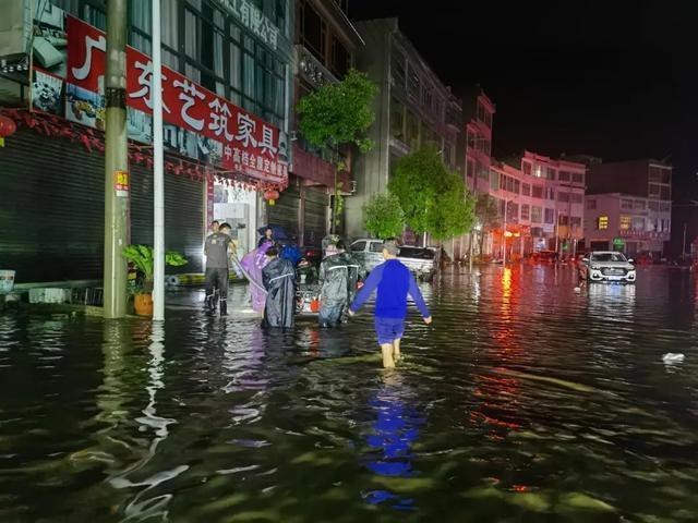 贵州持续降雨多人被困消防全力救援 西秀区消防成功转移百名群众