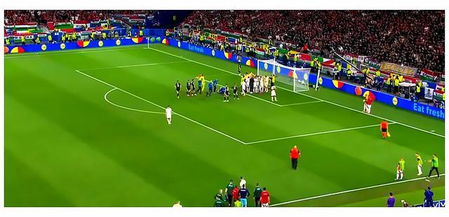 欧洲杯最惊魂 感人一幕：匈牙利前锋被撞失去知觉，读秒绝杀功臣举球衣祈福