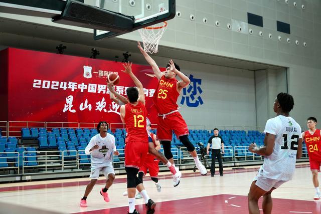 磨合阵容，中国男篮热身赛21名队员全部轮转上场 年轻小将显锋芒