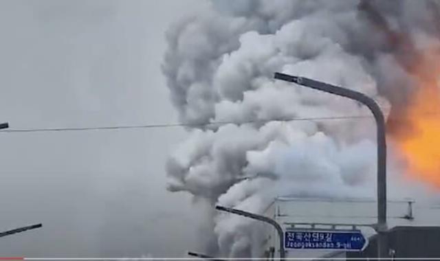 韩国电池厂火灾：1分钟3.5万个锂电池爆炸，上周有人听到“砰”声