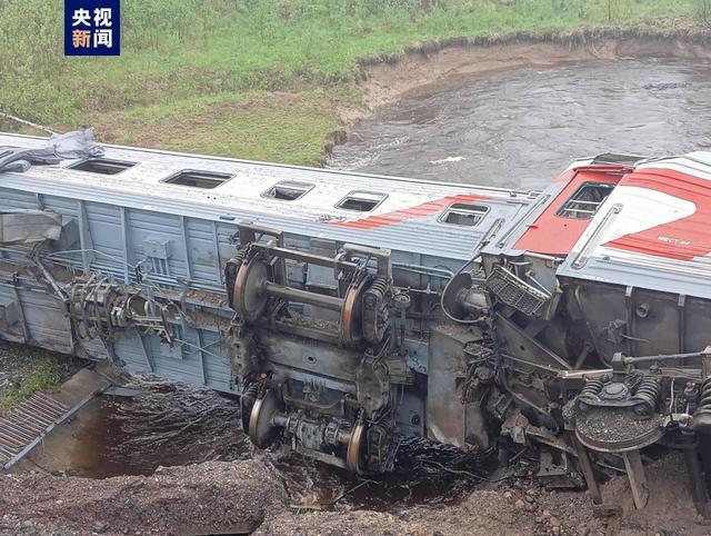 俄列车脱轨事故搜救工作结束 发现3具遗体