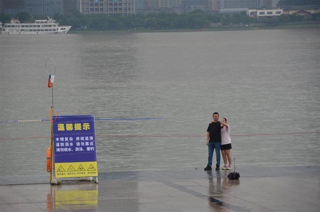 武汉暴雨 江滩雕塑一家五口变两口 水位迅猛上涨