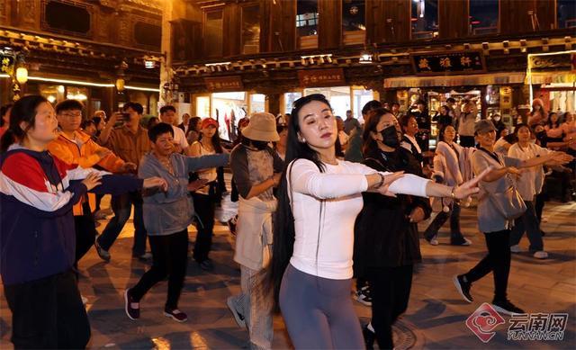 游客在香格里拉与当地民众跳锅庄 共舞月光之城的浪漫夏夜