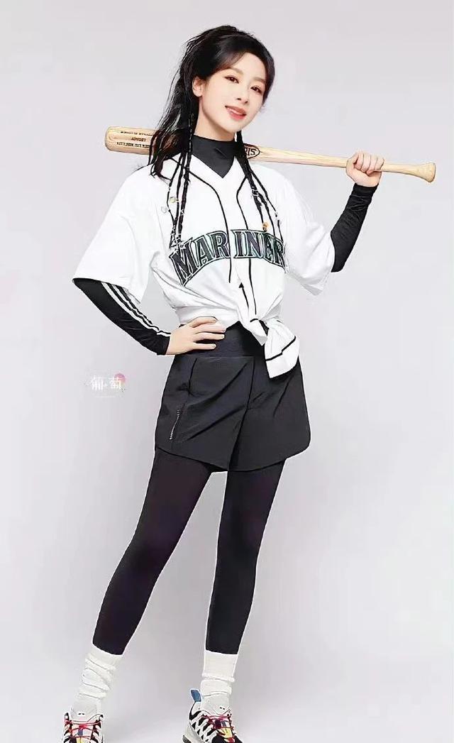杨紫参加巴黎奥运会火炬传递 中国魅力闪耀世界舞台
