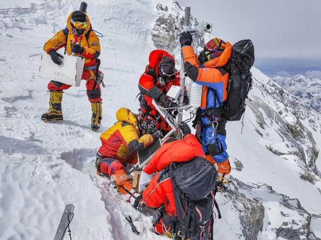 珠峰“死亡地带”4具遗体被运回 挑战极限的环保行动