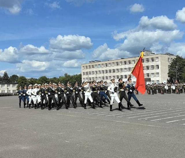 留学生看解放军仪仗队被帅到尖叫 解放军风采闪耀白俄阅兵