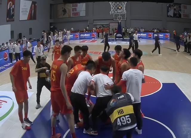 中国U17男篮险胜法国最后时刻：张博源关键抛投致命一击