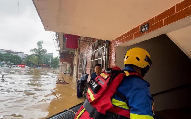 被围困的平江居民坐窗口等待救援 洪水渐退，救援持续进行