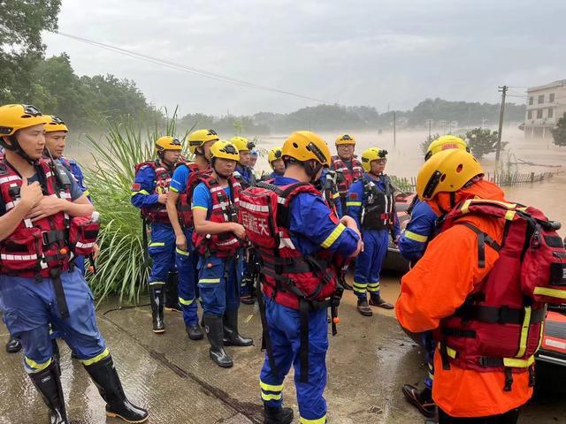 实拍湖南平江洪水 县城被淹 救援行动紧张进行中