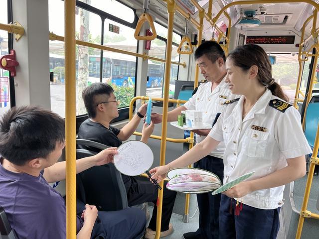 高温天让乘客舒适出行！青岛温馨巴士车厢配备防暑用品