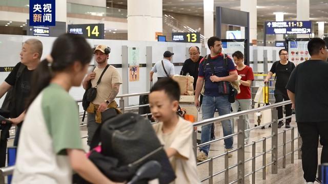 上海空港口岸入境旅客数量持续增长 外籍旅客增幅显著