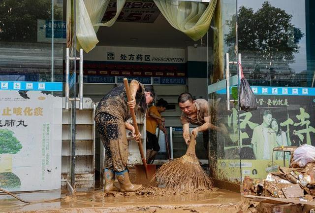 洪水退去后的平江县城 重建家园，致敬无名英雄