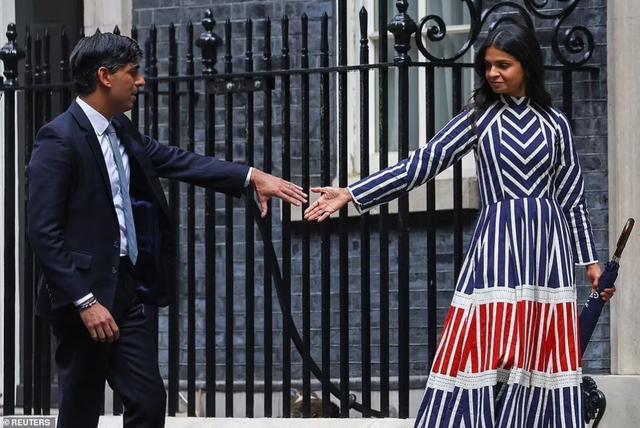 苏纳克牵手印度妻子告别唐宁街，或会移居美国，带上60亿的财富