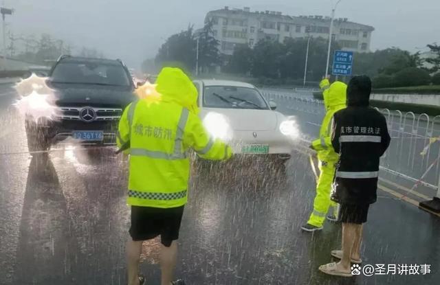 山东暴雨中现八抬大轿迎亲 传统与决心的碰撞