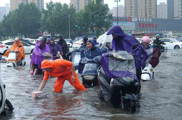 郑州交警全身湿透仍在雨中指挥交通 坚守岗位保畅通