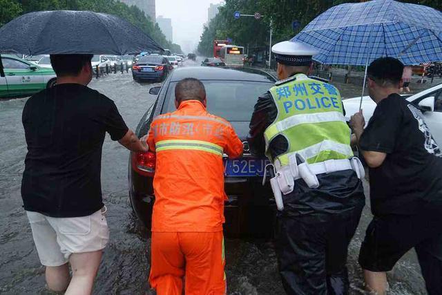 郑州交警全身湿透仍在雨中指挥交通 坚守岗位保畅通