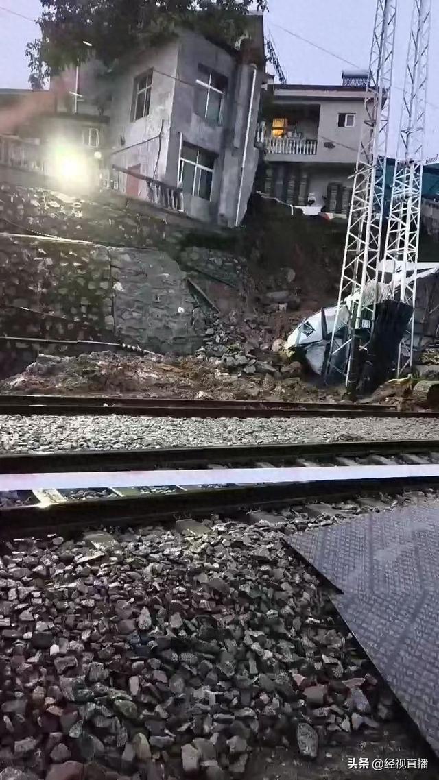 陕西一民房倒塌致列车停运