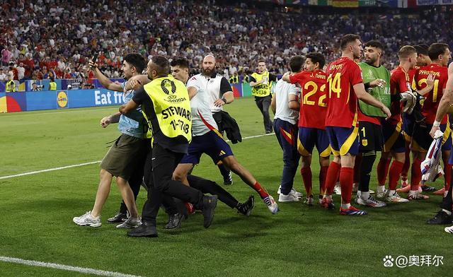 西班牙庆祝时莫拉塔被抓球迷的安保误伤，一瘸一拐表情痛苦决赛存疑