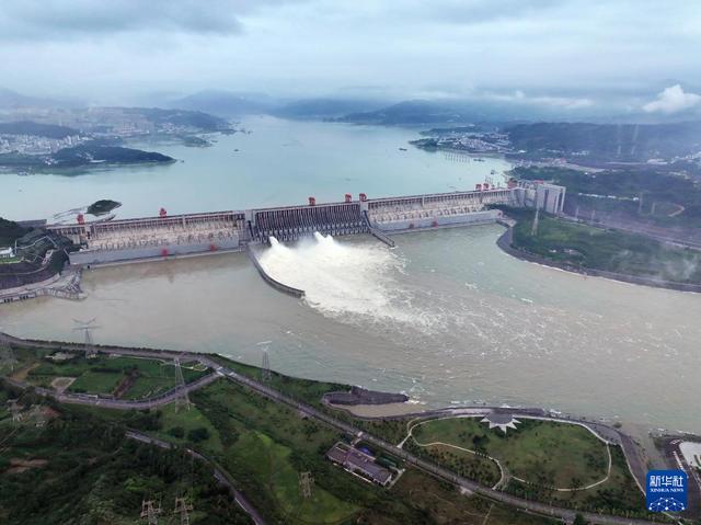 三峡水库今年首次开闸泄洪 应对长江上游洪水过程