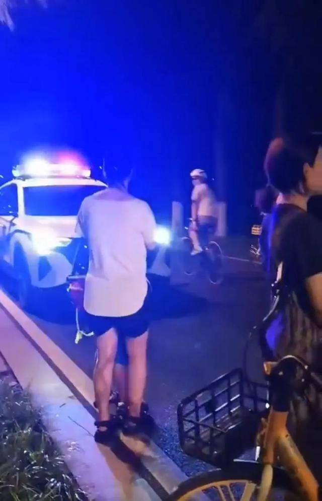 骑行小伙被草丛窜出的骑车小孩撞飞 安全问题引热议