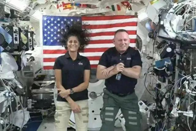美国2名宇航员被困太空近1个月 飞船故障延归期