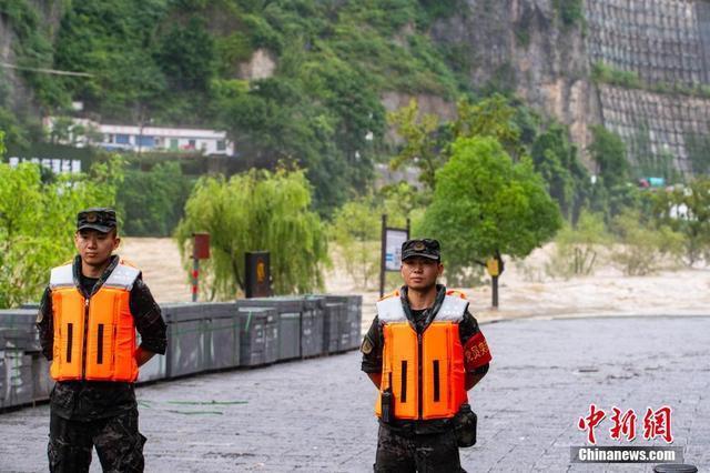 武警官兵驰援重庆抗洪抢险一线 紧急救援进行时