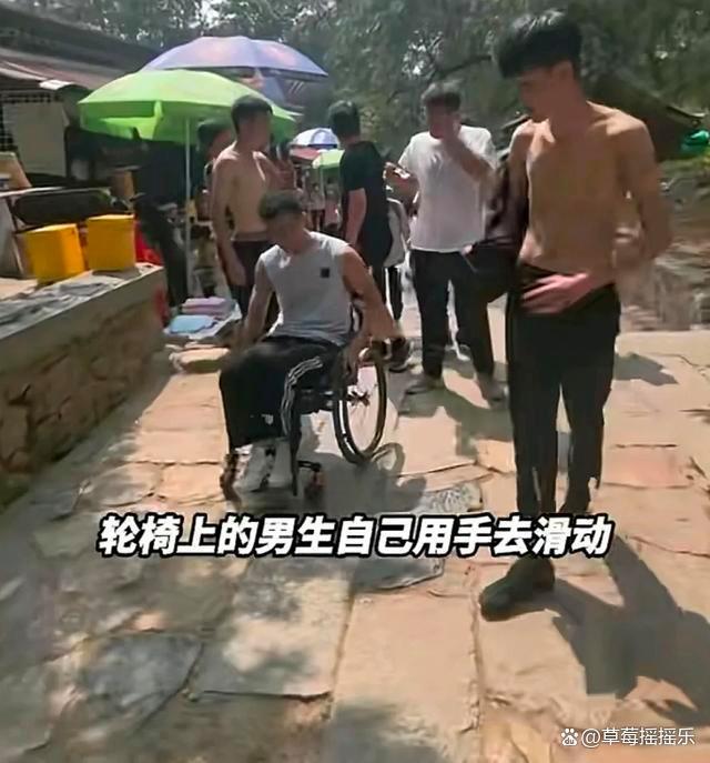 几名小伙抬着坐轮椅的朋友爬泰山 真情挑战难关，兄弟情深似海