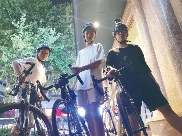 3名小孩哥暑期骑单车勇闯杭州
