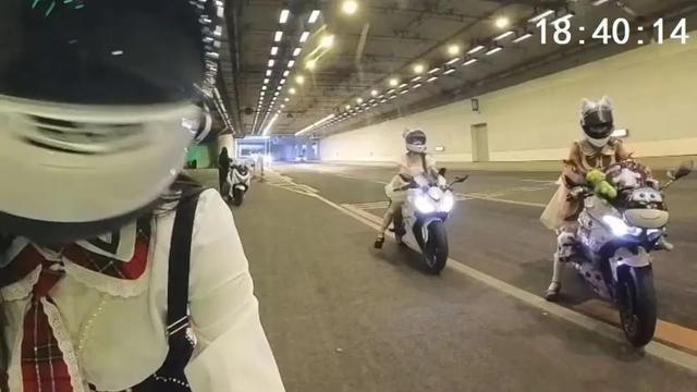 三女孩为涨粉骑摩托飙车 警方严惩交通违规行为