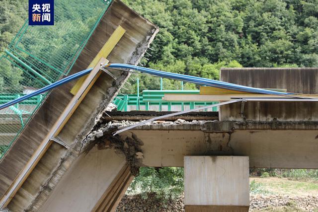 陕西桥梁垮塌已致12人遇难31人失联