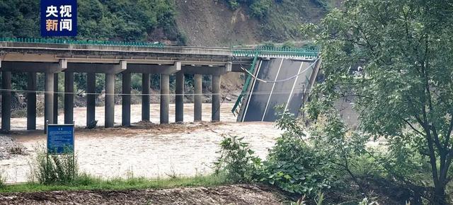 陕西一大桥垮塌已致11人遇难 暴雨山洪引发悲剧