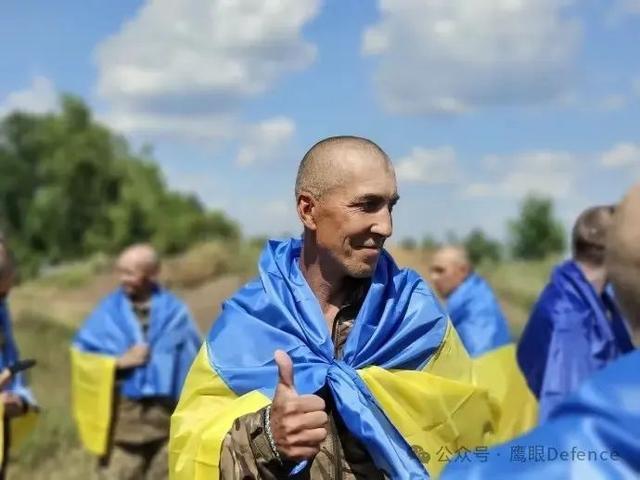 乌军俘虏5名俄军，反绑双手挨个拍照讯问，老龄俄兵神情难受 换俘背后的英雄泪