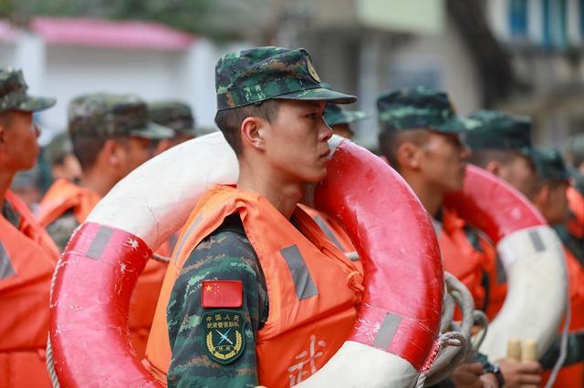组图丨直击汉源县新华村转移 救援人员轮换背着老人撤离