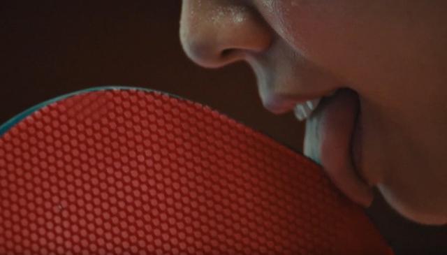 耐克最新奥运宣传片中，运动员舔乒乓球拍的画面引发争议 官方沉默引热议