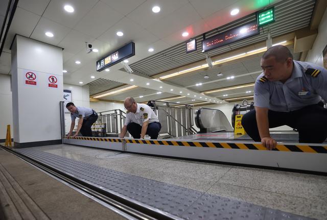 防范强降雨，北京地铁站提前立起“挡水板” 确保乘客安全出行