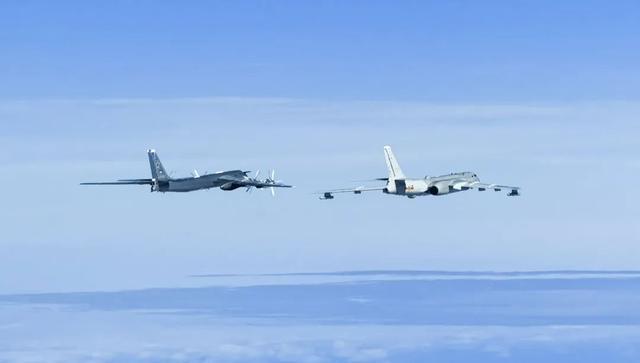 中俄空军轰炸机编队飞越白令海