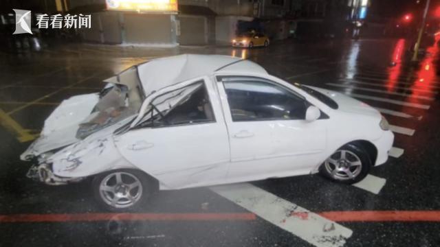 台湾一汽车被坠落物砸中致2人受伤