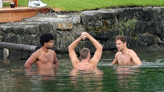 三名拜仁球员训练前在湖中游泳 备战新赛季，晨泳添乐趣