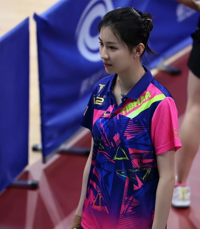 高颜赛场 她是最强陪练，被称“国乒小龙女”，17岁勒布伦为她着迷