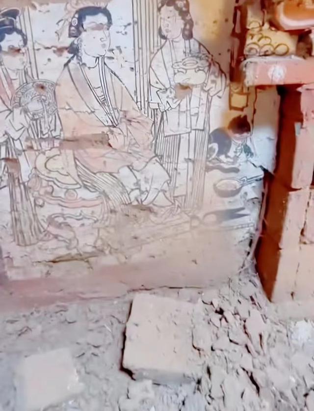 石家庄村民挖出绘满壁画的古墓