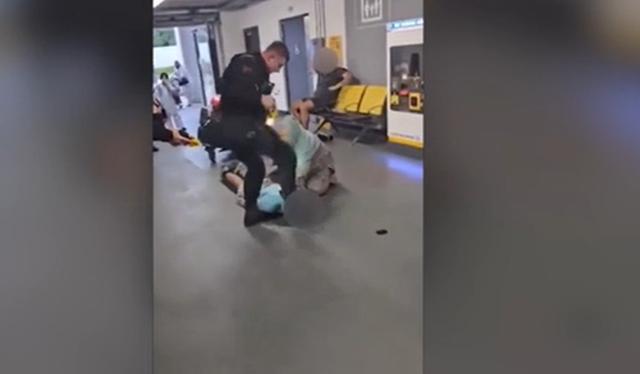 英警察粗暴执法脚踩男子头部 机场恶性事件引众怒