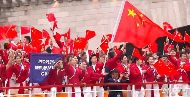 马龙挥国旗太帅了 中国奥运代表团拿到金牌最多的运动员