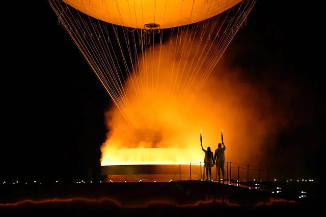 巴黎奥运会主火炬点燃 巨型热气球照亮夜空