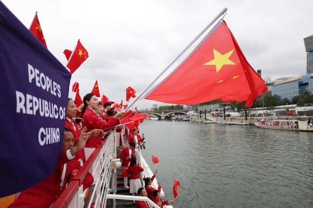 巴黎奥运会开幕式绝美一幕 中国红闪耀塞纳河