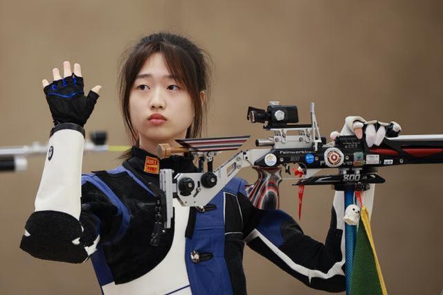 黄雨婷还在读高中，夺奥运首金展天赋