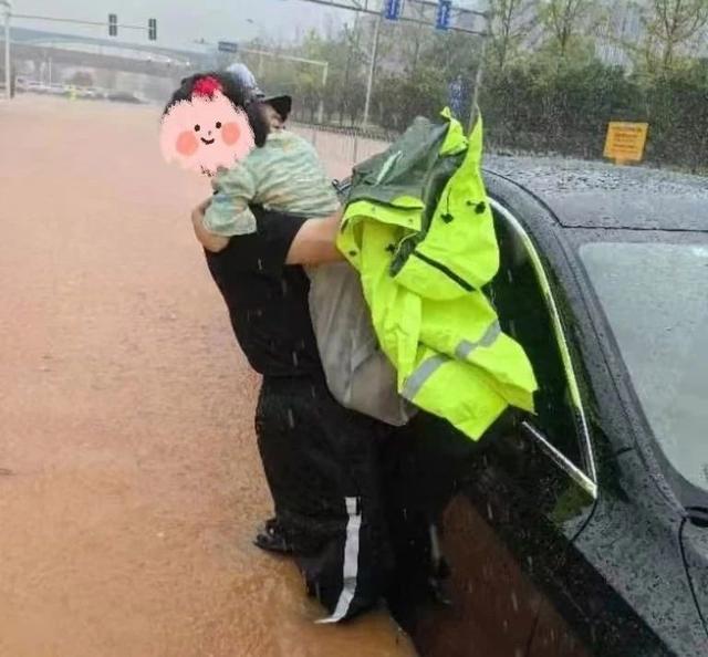 长沙暴雨导致车辆被淹 交警英勇救被困儿童